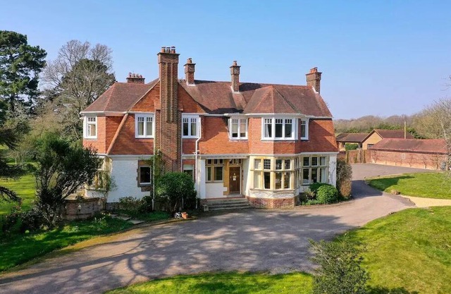 Arnewood Manor - Countryside View