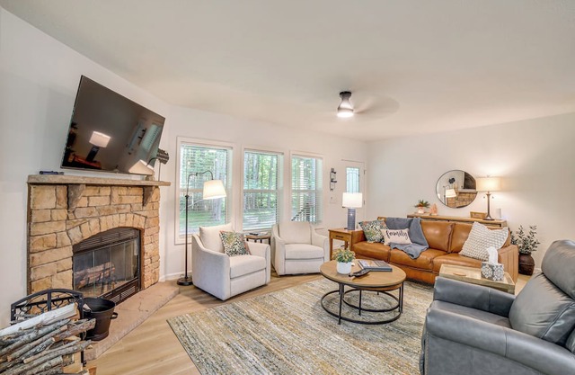 Lake Access, Pools & More: Family Home in Stanwood