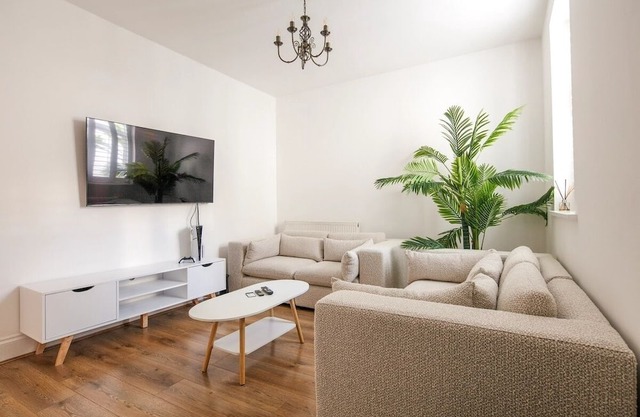 Luxury 3BR | Sleeps 8 | Pool Table + PS5 | Near O2