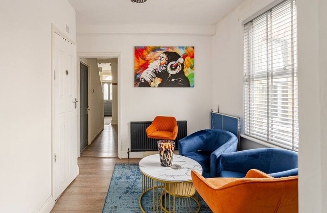 Spacious double BR near Heathrow 3