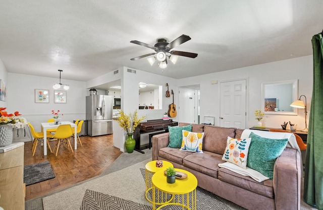 NEW! Charming Condo, Perfectly located near UVU/BYU, Balcony, Near Mountains!