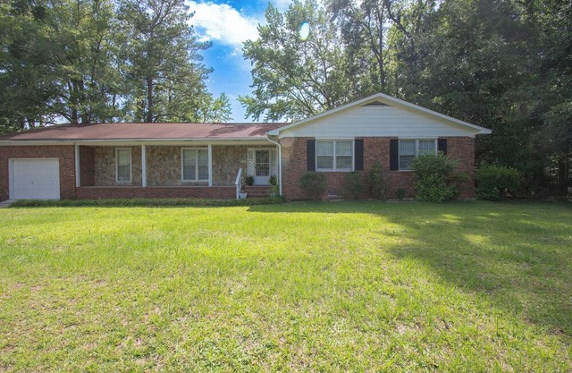 Charming 3-bedroom house with Lakeview in Orangeburg