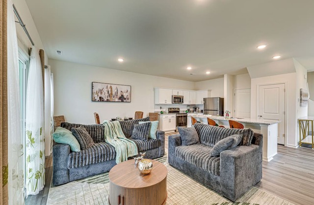 Screened Patio: Townhome 3 Mi to Dtwn Wilson!