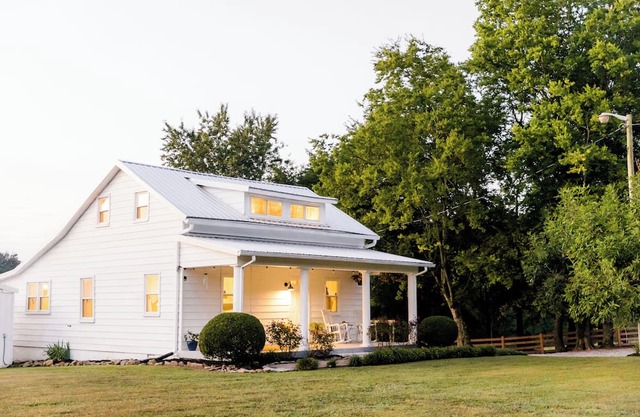 Historic Farmhouse w Pond/Firepit/porch swing/Horses near Nashville