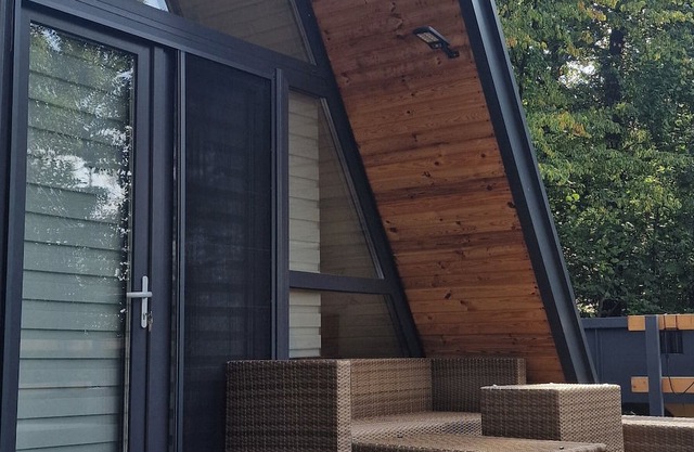 A frame cabin with AC and firepit in Baia Mare