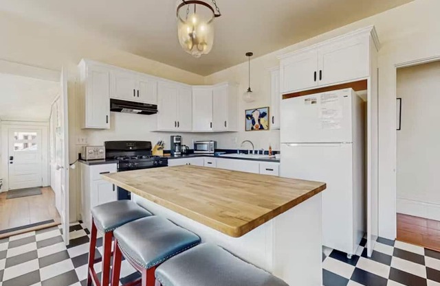Lilac Victorian Upstairs-Water-View Retreat in the Heart of Old Town