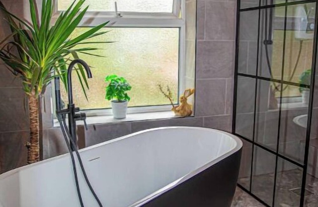 Stylish 2BR Home in Manchester near Etihad Stadium with WiFi and free parking.