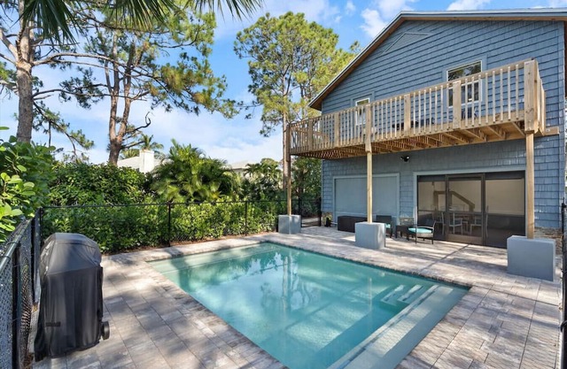 Unique 2-Level Home Pool, Lanai & RV Parking