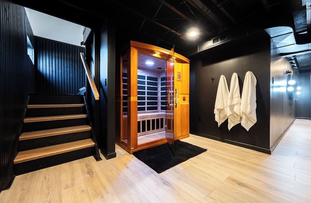 Modern 4BR Home on Golf Course + Sauna Close to Campus, Dining & Entertainment
