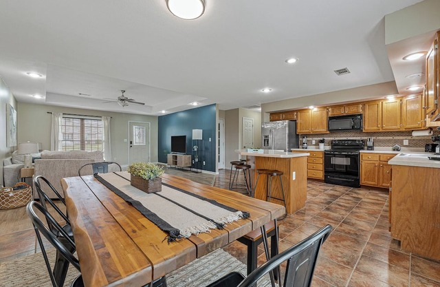 Spacious 4-bedroom house in Jonesboro with Highspeed WiFi