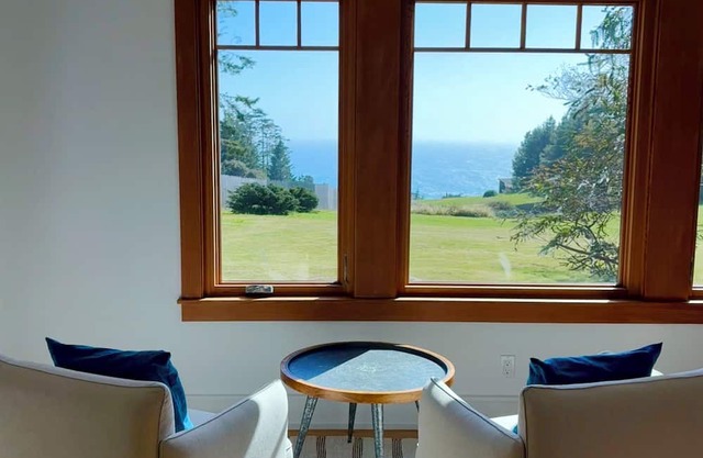 Sea Fox Cottage -Secluded Ocean View Retreat with private garden and fireplace
