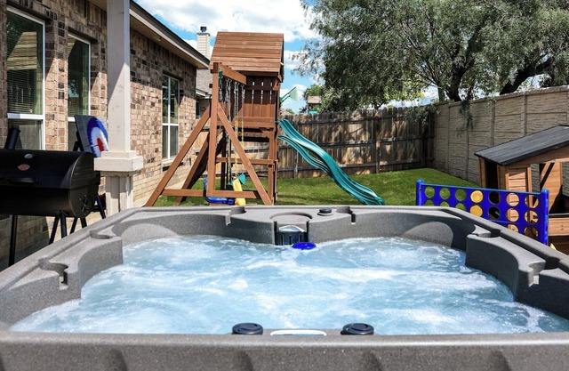 Hot Tub Near Sea World | BBQ Yard Games Swing Set