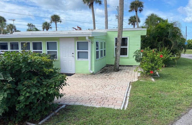 Hidden Oceanfront Seasonal Gem !! Keep your Boat right outside your door!