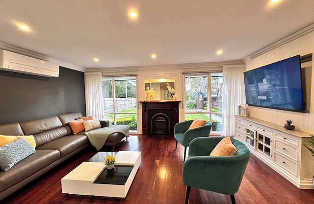 Spacious Family Retreat in Boronia – 5BR, 3.5BA with Mountain Views