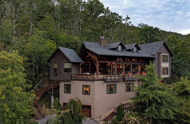 Asheville Luxury Retreat -Mountain Views, Golf Simulator, Sauna, Hot Tub, Gym