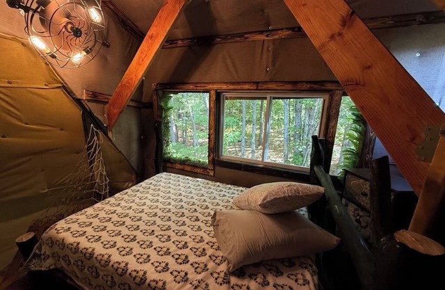 Charming TREEHOUSE in remote location