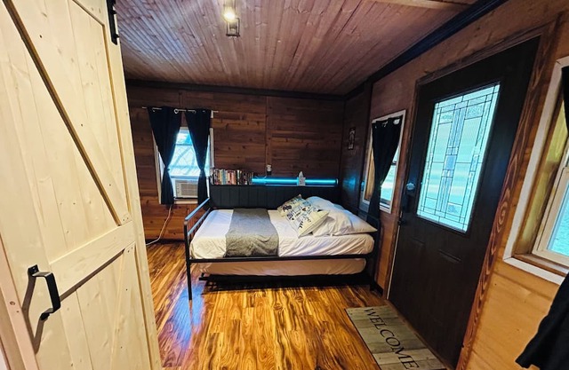 Cozy cabin in charming Fenton near Cider Mills and Trails! Dog friendly!
