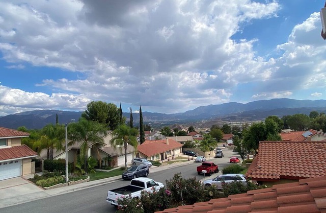 HILL SIDE GETAWAY next to Magic Mountain, and close to all theme parks