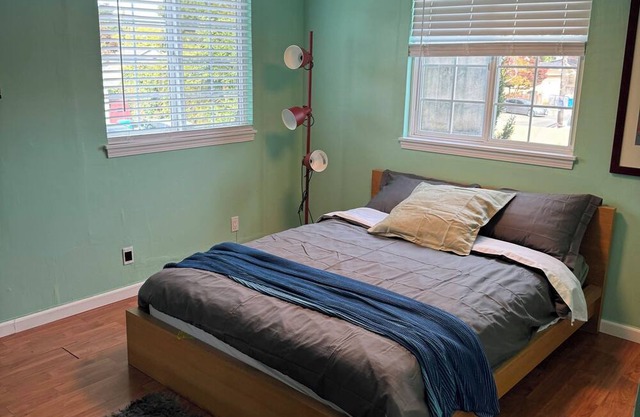Lovely large bedroom in East Palo Alto midst of SiliconValley, close to Stanford