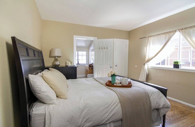 Charming private room, private bath in delightful East Palo Alto