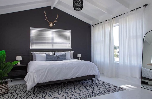 Modern 1-bedroom cottage 20 minutes south of Cape Town