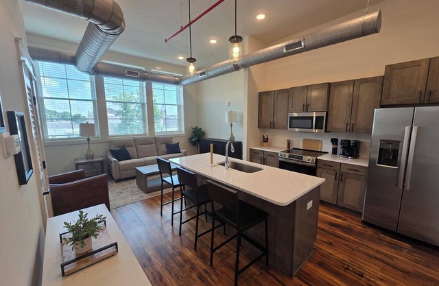 Charming 2BR condo in McMinnville, perfect for families and pets!
