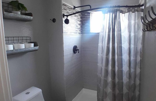 Charming 3-bedroom house in marvelous Petaluma with AC