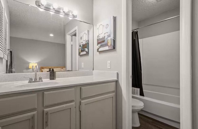 Modern Stay Near Downtown, Fast Wi-Fi+ Parking