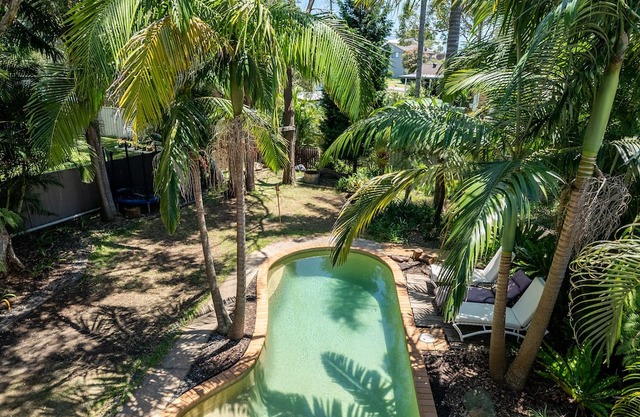 Vivid Sanctuary by Lake Beach, heated Pool EV Charger Fireplace 1hr from sydney