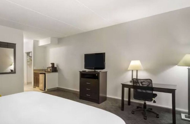 4 Suburban Getaway Close to Dining, Shopping, and Entertainment in Mundelein