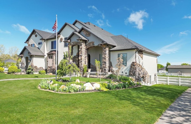 Spacious 10 Bedroom Luxury Home with Gym and Theatre Room