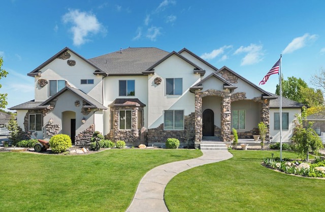 Spacious 10-bedroom house with AC, fitness room in charming Bluffdale