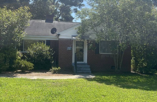 Charming 2-bedroom house in Greenwood within a block of Hospital and Hospice