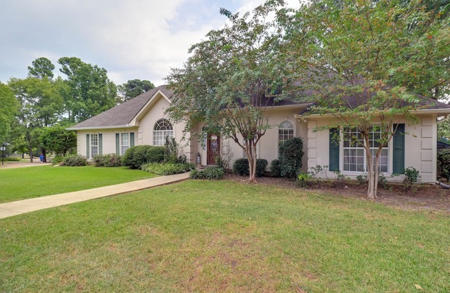 Spacious Suburban Home w/ Pool Access in Ridgeland