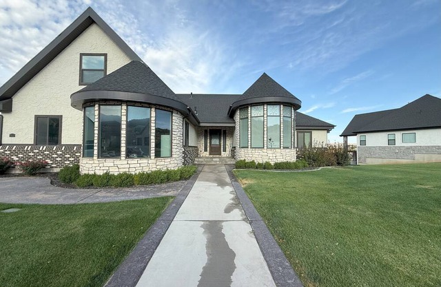 Charming 4-bed 3.5 bath house w/mountain views in Nephi - sleeps up to 10 guests
