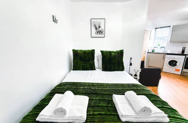 Chic studio, sleeps 2, free parking
