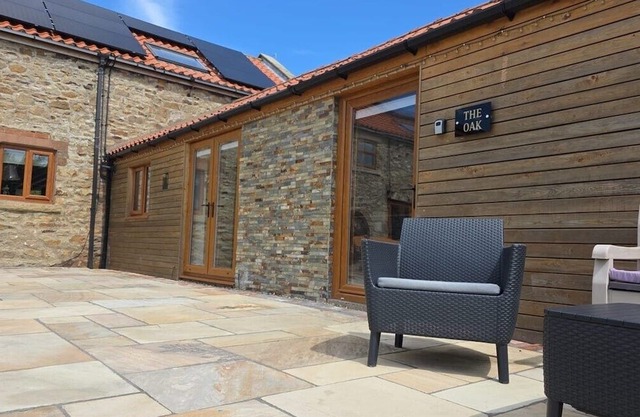 The Oak & The Log Cabin, Sleeps 10, 2 Hot Tubs