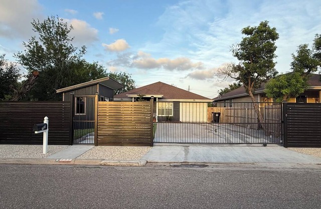 Family home w/Outdoor Dining
