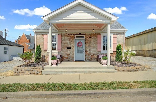 Charming 2-bedroom cottage with Patio in Waterloo