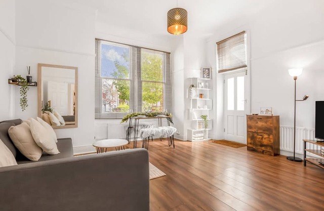 Stylish 1BR Flat|Terrace|Free Parking|Rail Station