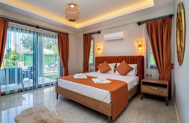 Holiday villa for 8people with 4 bedrooms, heated indoor pool, sauna and jacuzzi