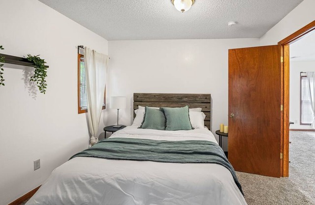 Leaf and Loft ~ Tranquil w/ Deck & Large Yard with Wi-Fi with Stunning View