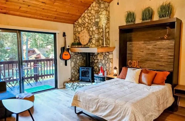Casa Del Lago-Modern Mountain Studio with hot tub!
