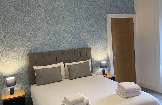 Spacious modern sleeps 5 above live music pub