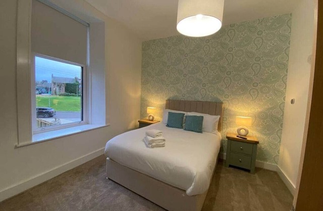 Sleeps 5 Central Spacious above live music pub