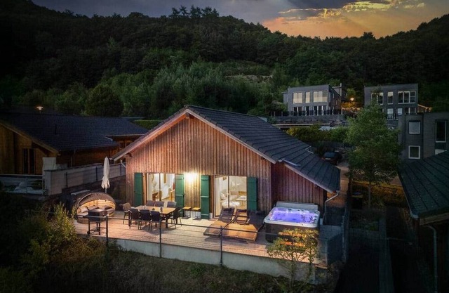 Lake 'N Mountain-View Retreat