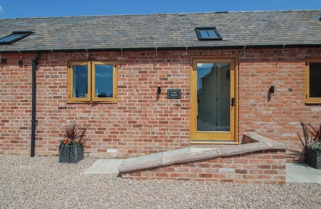 OAK BARN, pet friendly, with a garden in Wem