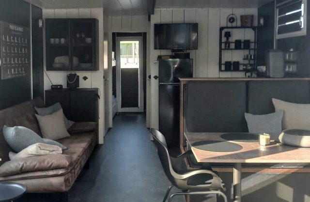 Houseboat "Frodewin" experience on the water in Aurich harbor