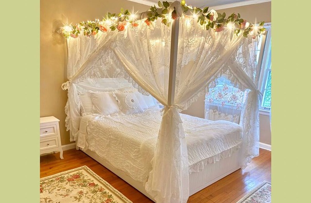 Hot Tub 8 min to Downtown & Airport Sleeps 6