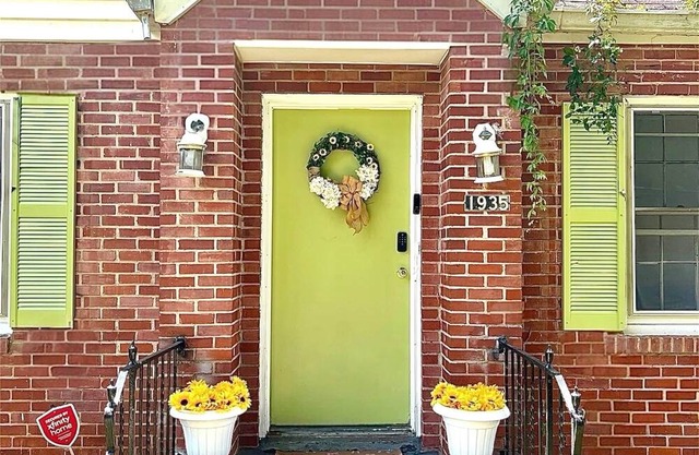 Hot Tub 8 min to Downtown & Airport Sleeps 6